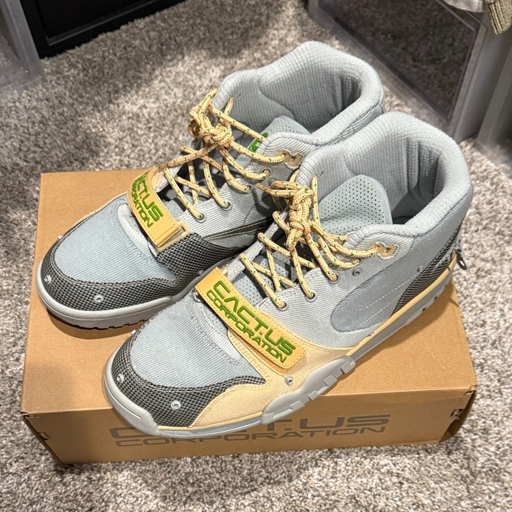 Cactus Jack air trainer 1 men’s 11.5
Grey haze/olive aura canvas